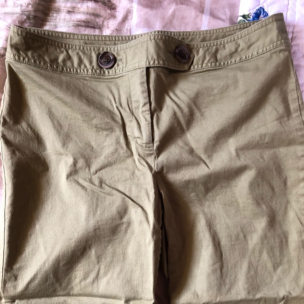 Green capris